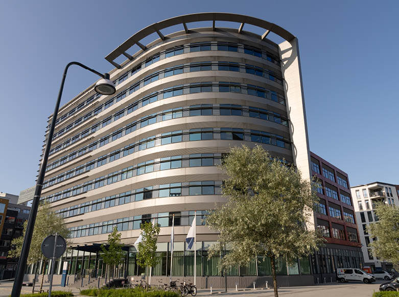 De foto toont het gebouw waarin Zorginstituut Nederland is gehuisvest.